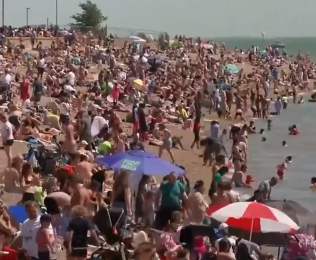 İngiltere'de plajlar tıklım tıklım doldu