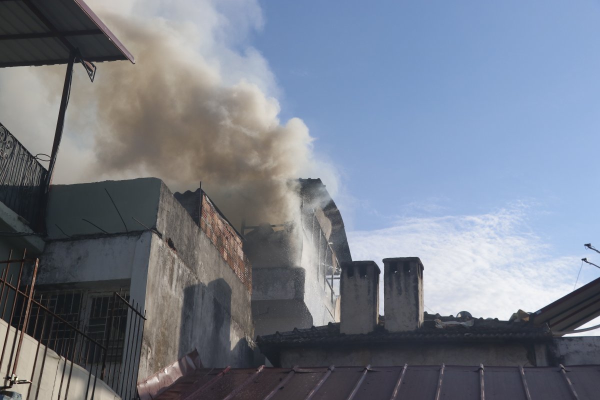 i Oturduğu evi önce yaktı, sonra kaçtı