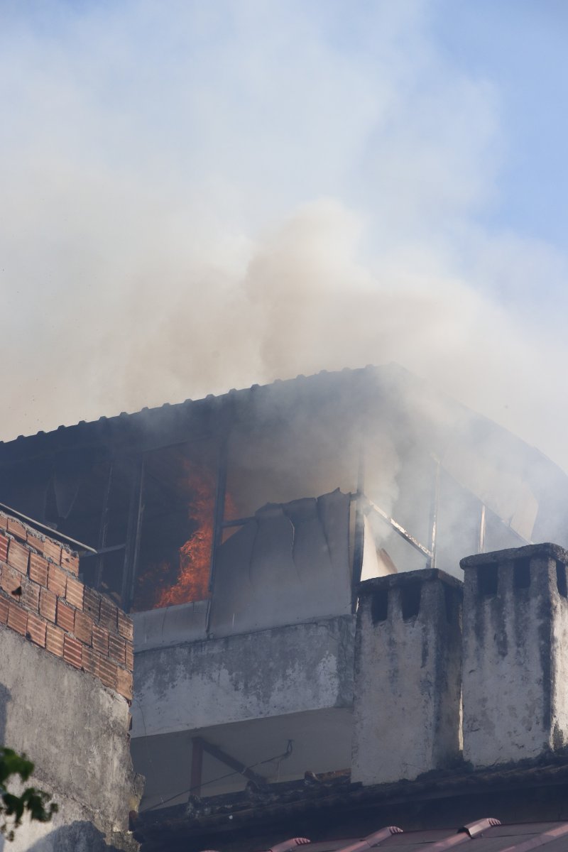 i Oturduğu evi önce yaktı, sonra kaçtı