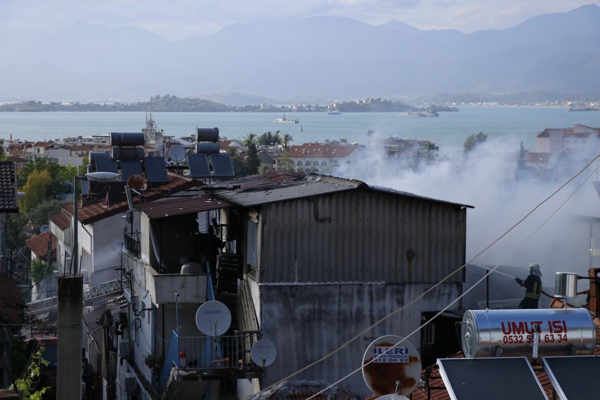 i Oturduğu evi önce yaktı, sonra kaçtı
