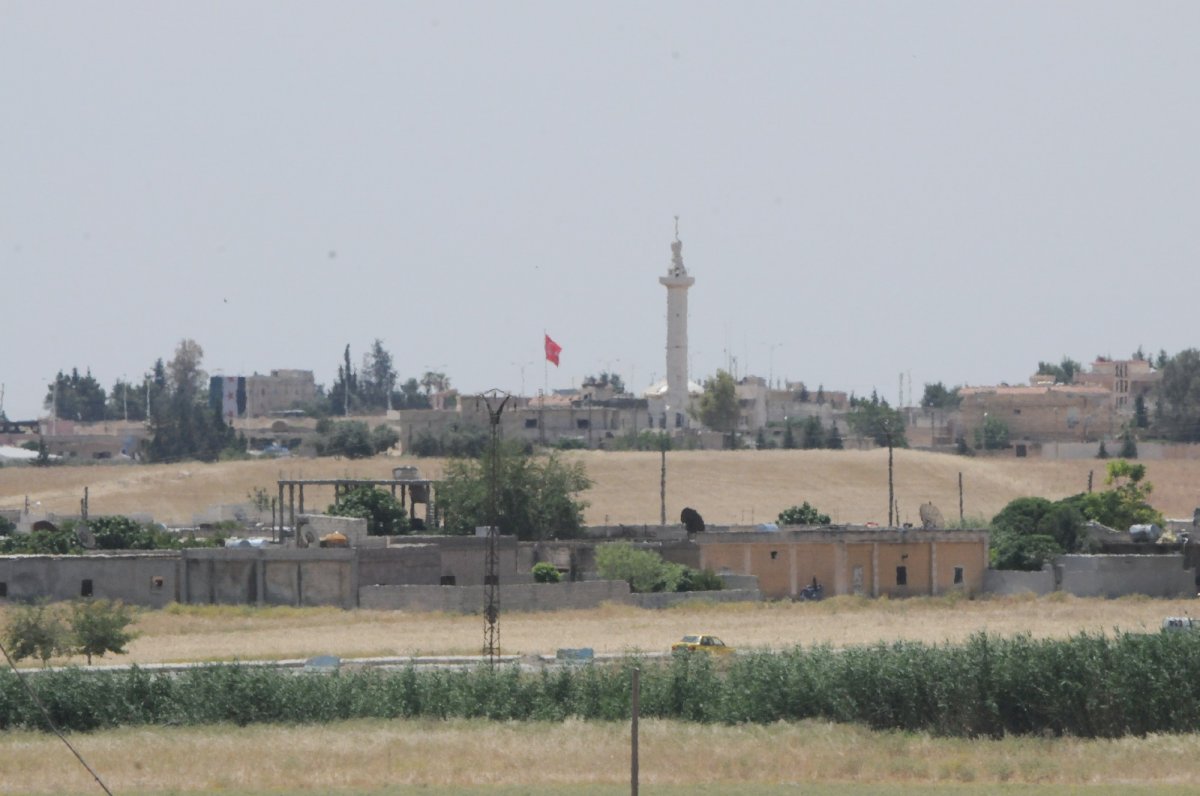 Tel Abyad’a iki Türk bayrağı asıldı