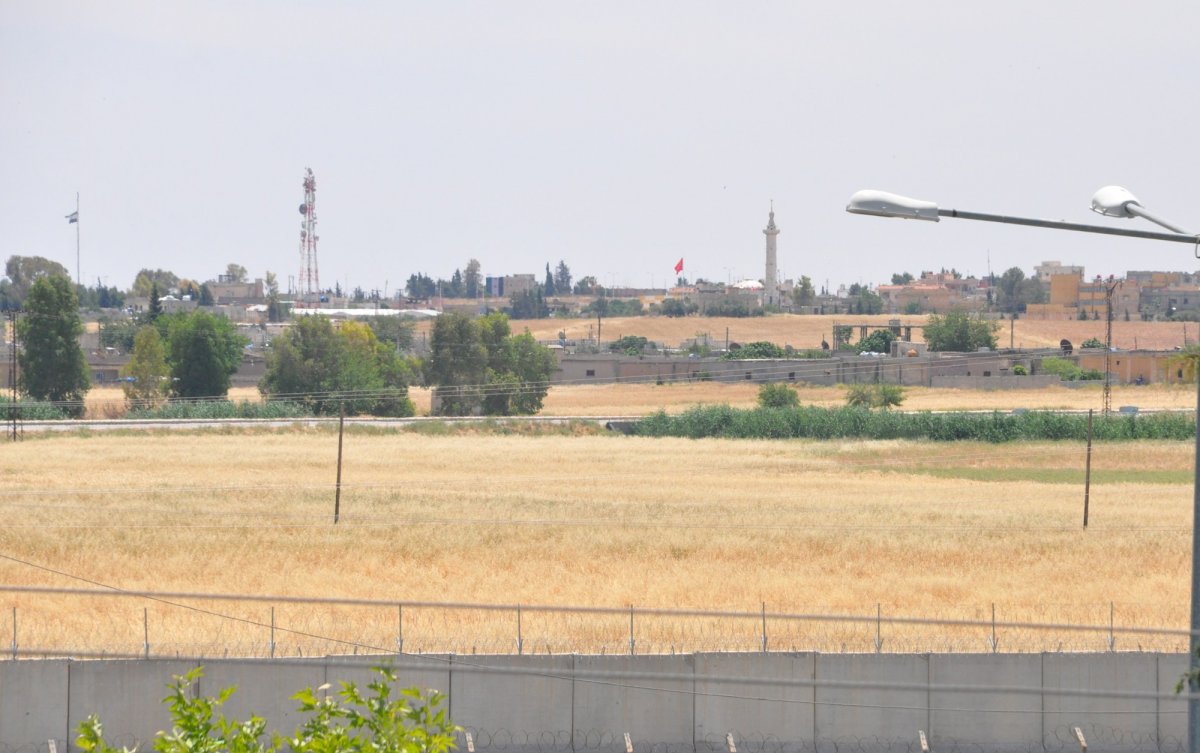 Tel Abyad’a iki Türk bayrağı asıldı