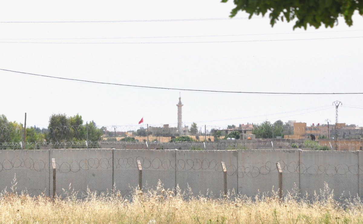 Tel Abyad’a iki Türk bayrağı asıldı