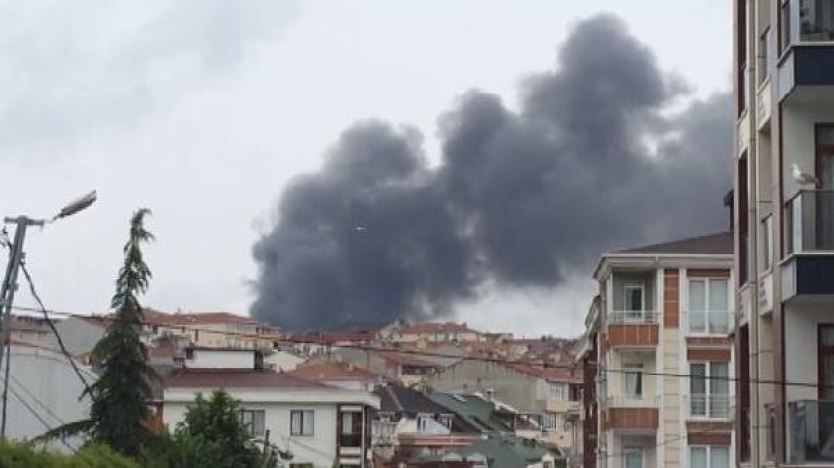 Avcılar'daki plastik fabrikasında çıkan yangın söndürüldü
