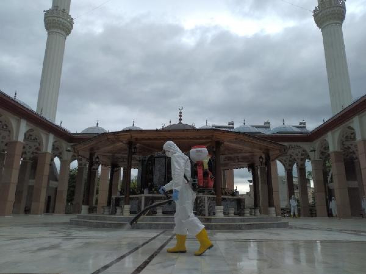 Bursa'da dezenfekte edilen camiler ibadete hazır