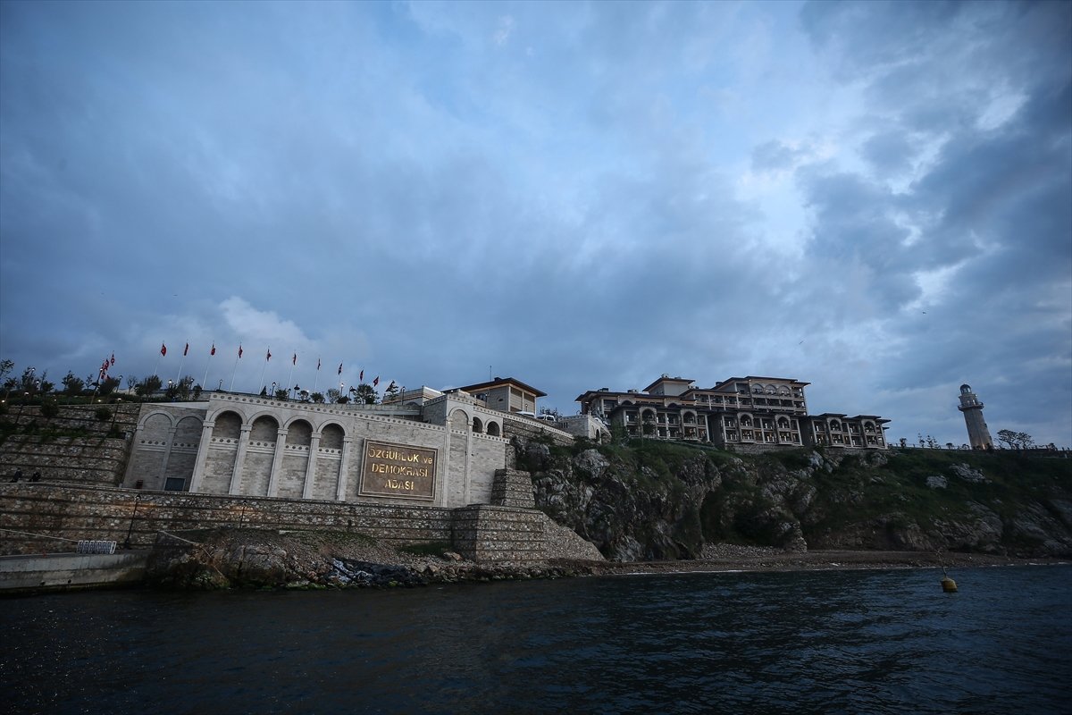 a Demokrasi Adası açıldı