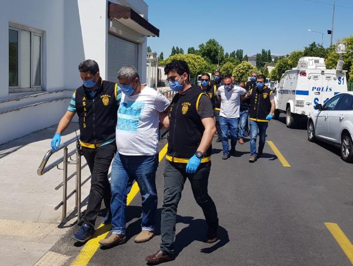 Adana'da arkadaşlarına görümcesinin evini soydurttu