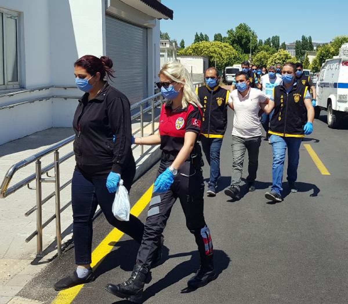 Adana'da arkadaşlarına görümcesinin evini soydurttu