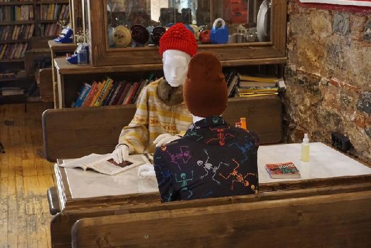 Kafelerden koronaya karşı 'cansız mankenli' tedbir