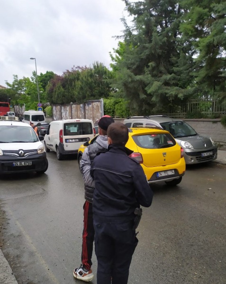 i Kadının telefonunu çaldı, polisin üzerine doğru koştu