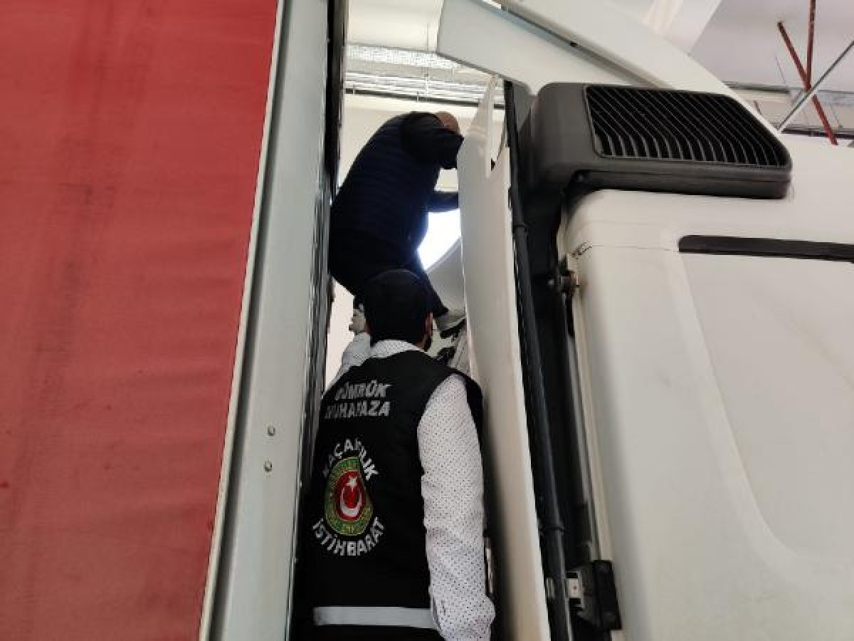 Tırda gizlenip, sınırı kaçak geçmek isterken yakalandı