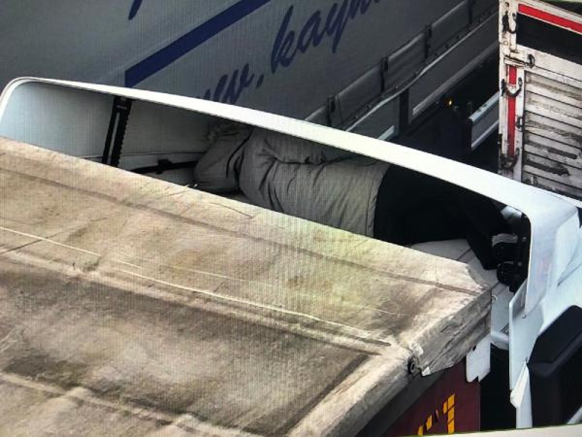 Tırda gizlenip, sınırı kaçak geçmek isterken yakalandı