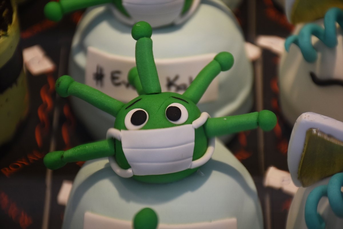 Çocuklara kooronavirüs önlemlerini 'tatlıyla' anlatıyor