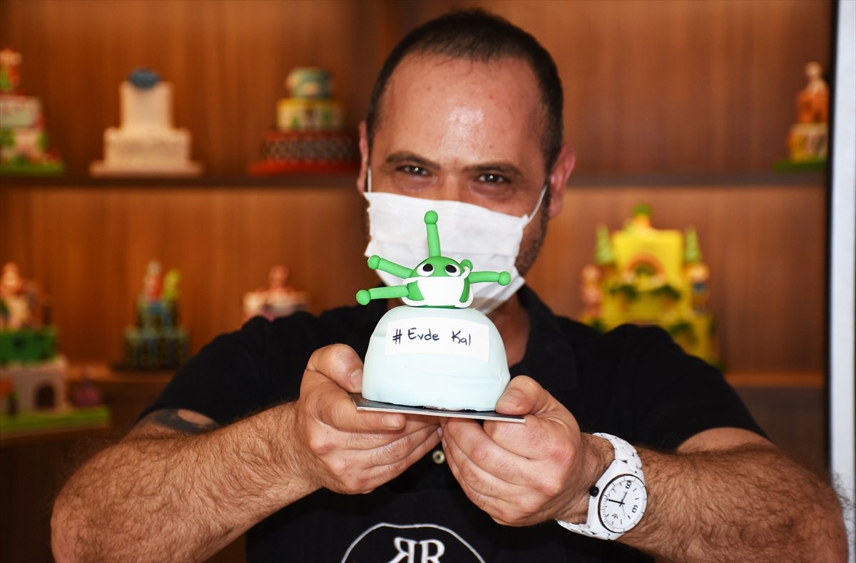 Çocuklara kooronavirüs önlemlerini 'tatlıyla' anlatıyor