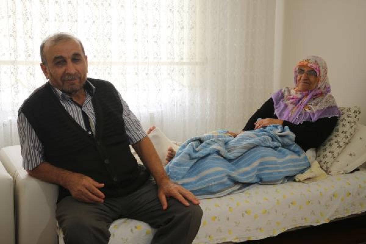 Ayağı kırılan kadını sırtında taşıyan polis