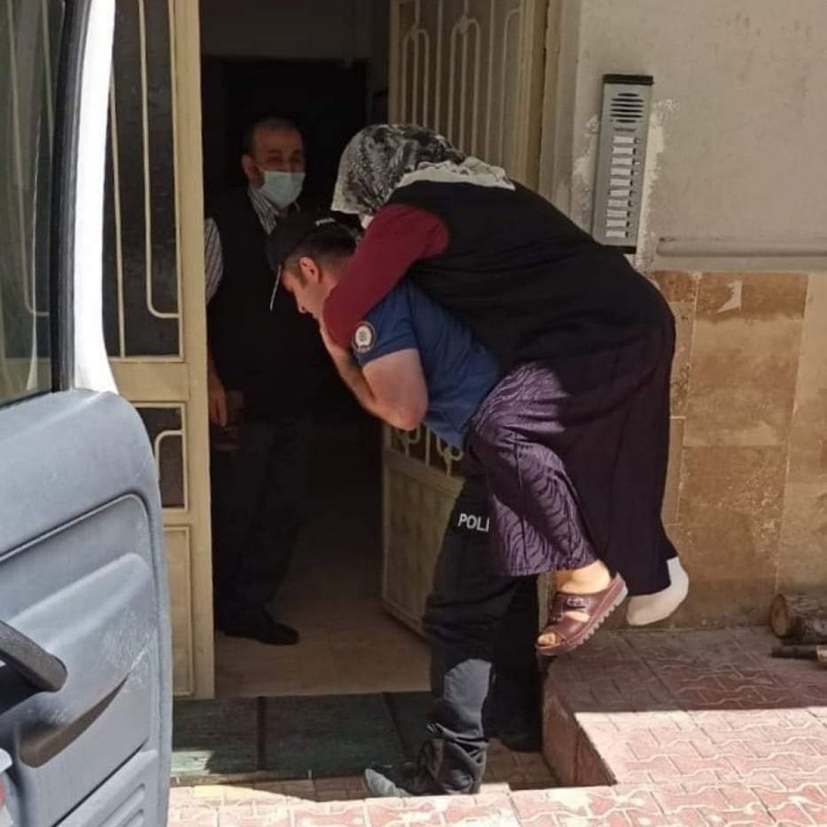 Ayağı kırılan kadını sırtında taşıyan polis