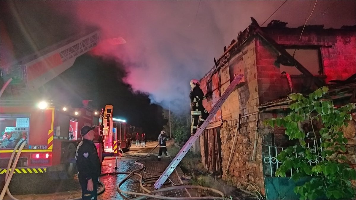 a Denizli'de ahşap evde yangın çıktı: 1 ölü