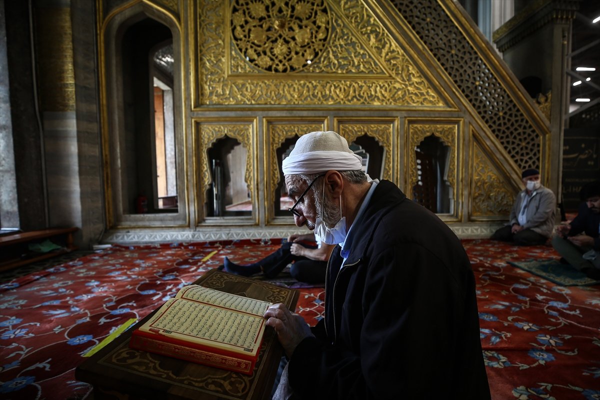 Camiler cemaatine kavuştu, cuma namazları kılındı