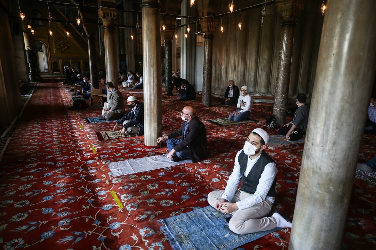 Camiler cemaatine kavuştu, cuma namazları kılındı