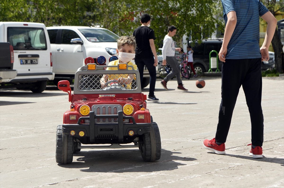 18 yaş altı çocuklar ve gençler, büyükleriyle gezebilecek