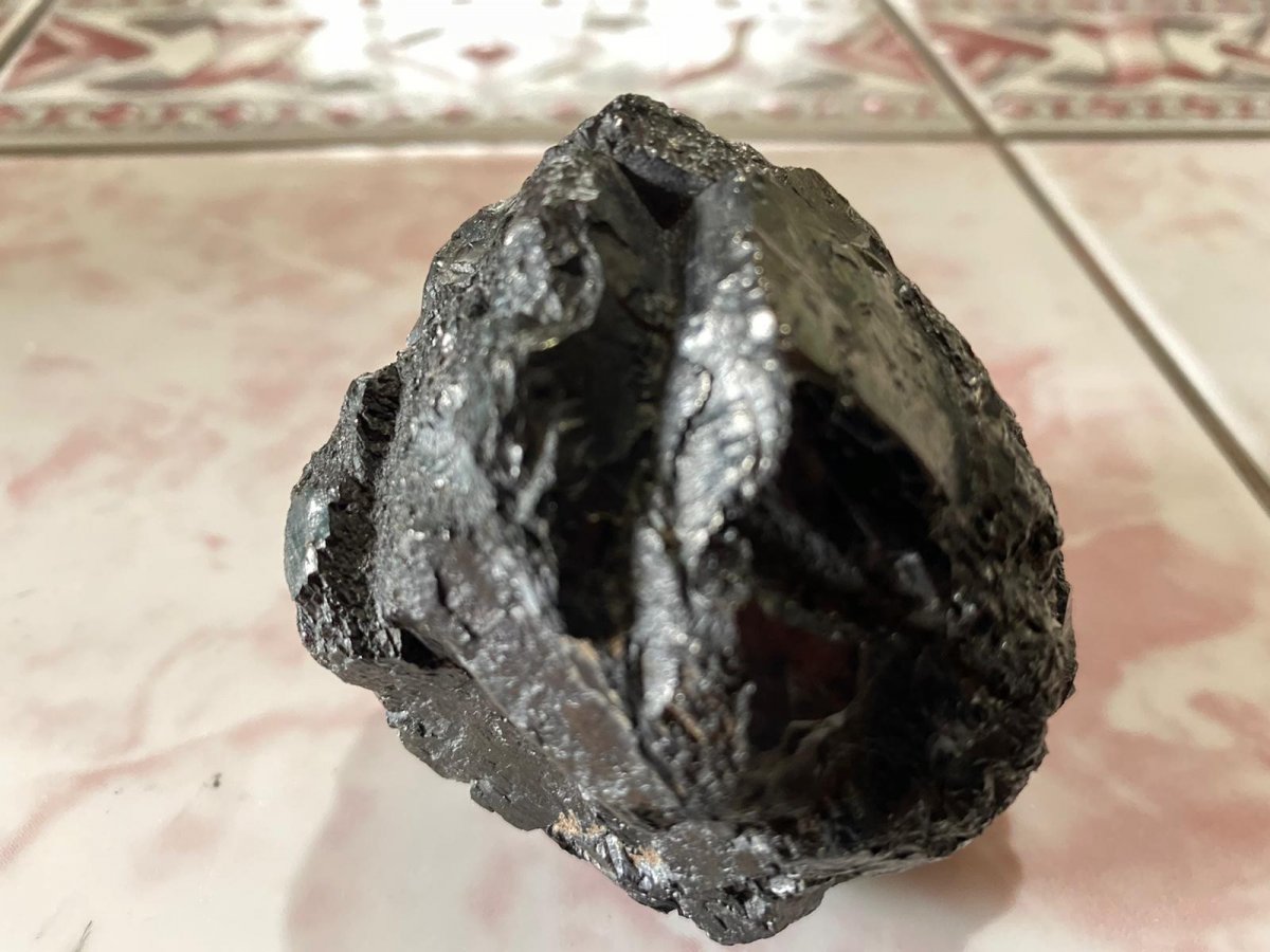 Düzce'de ot biçerken bahçede göktaşı buldu