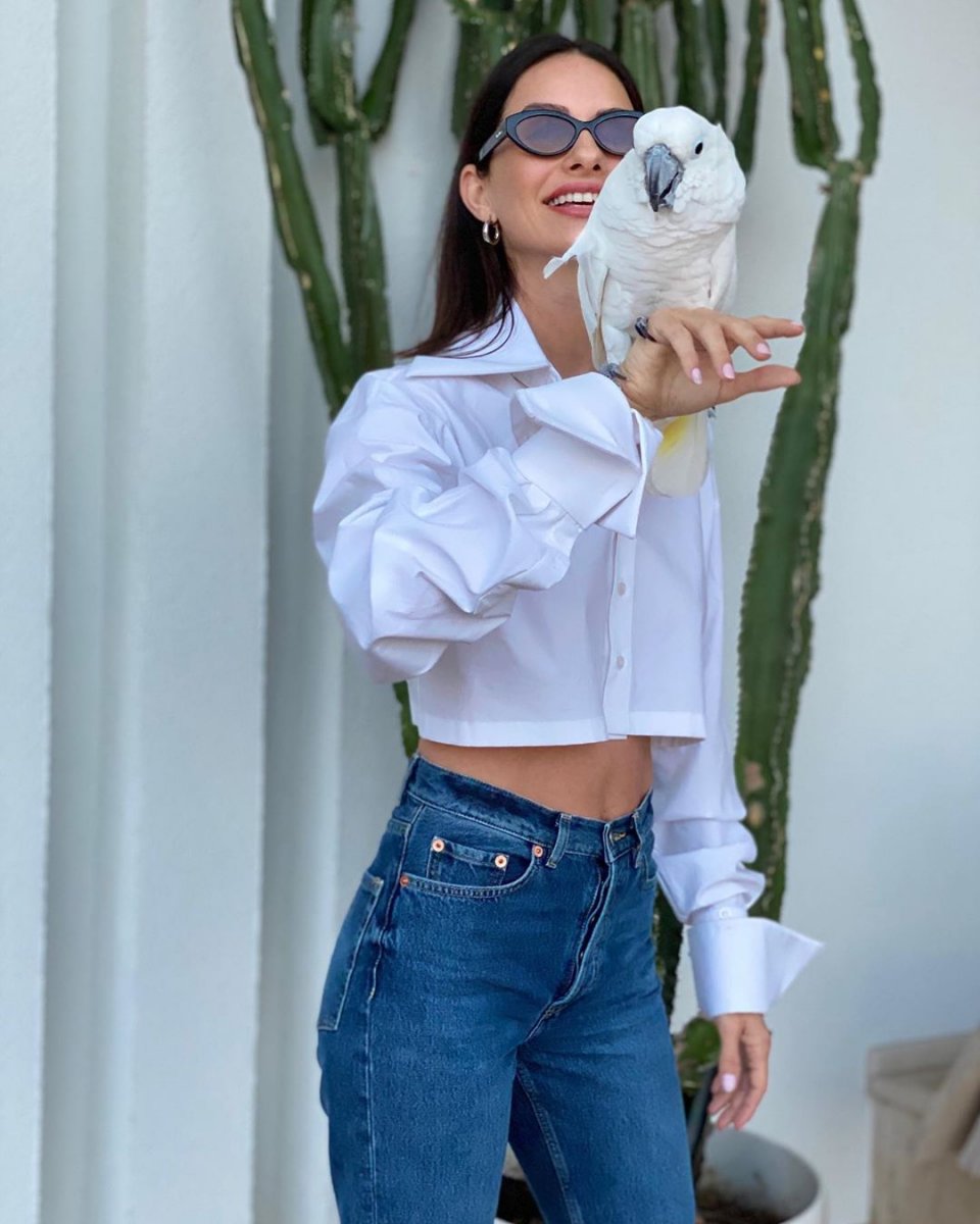 Yasemin Özilhan'dan papağanlı kombin