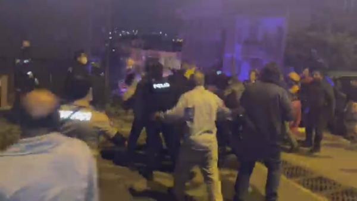 d Nişan atan çiftin aileleri sopalı bıçaklı kavga etti