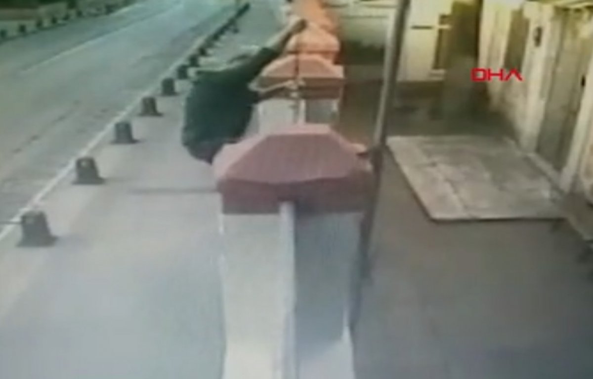 İstanbul'da kilise haçını söken şüpheli yakalandı