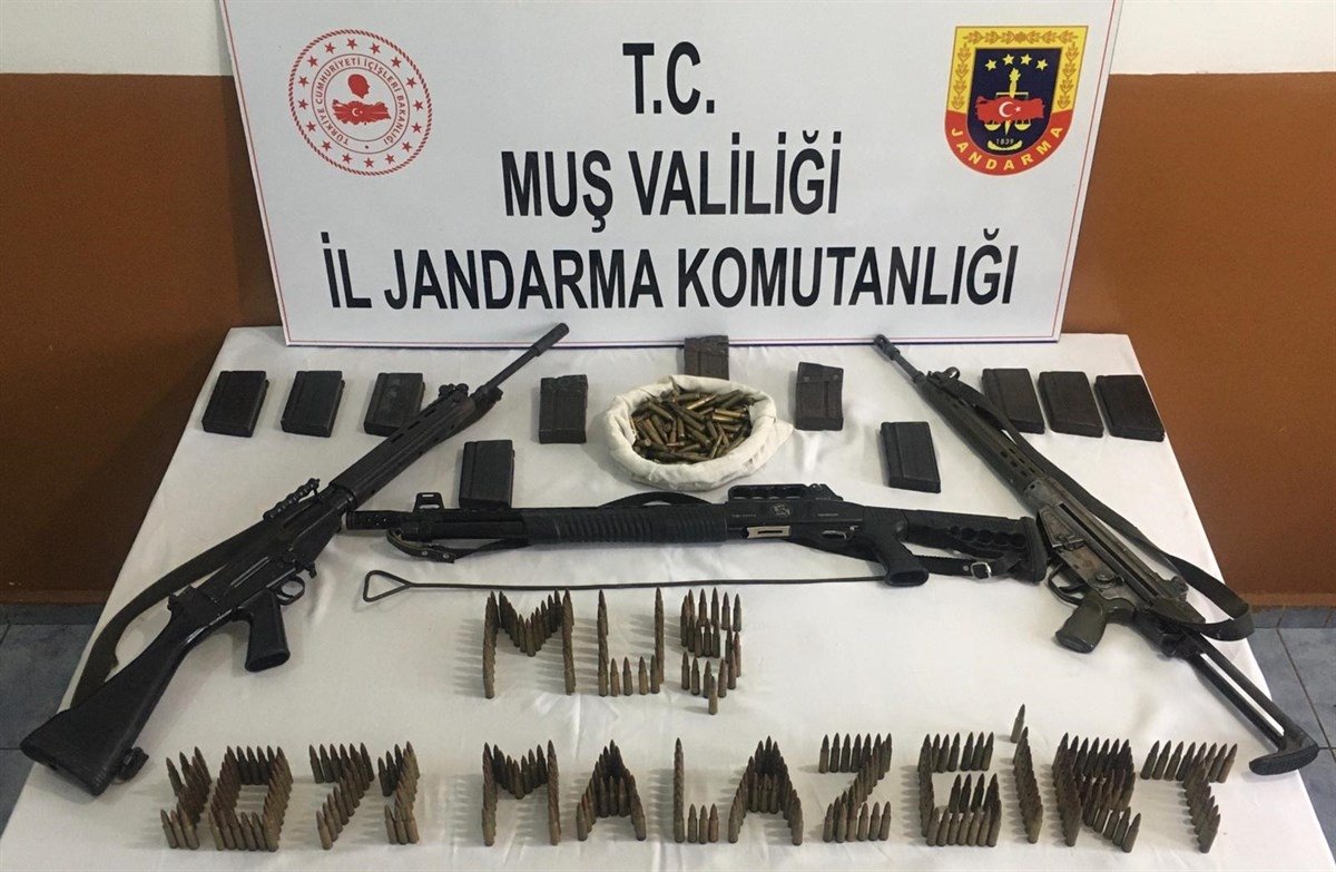 a Muş'ta teröristlere ait silah ve mühimmat bulundu