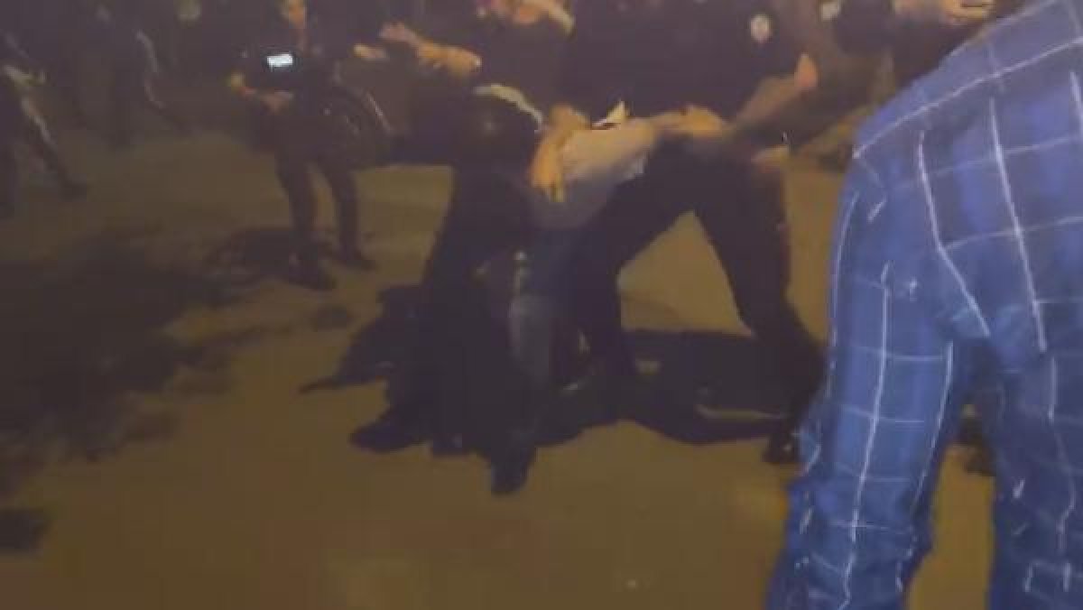 d Nişan atan çiftin aileleri sopalı bıçaklı kavga etti