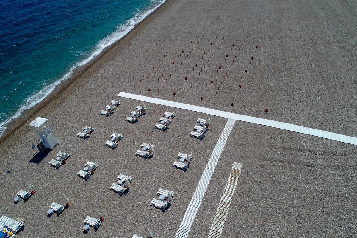 Yüzerken de sosyal mesafe korunacak