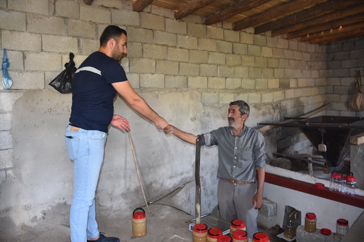 a Yarım asırlık değirmen ile 7 çocuğunu okutuyor