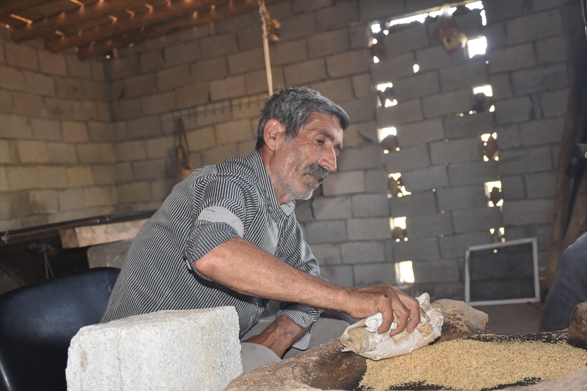 a Yarım asırlık değirmen ile 7 çocuğunu okutuyor