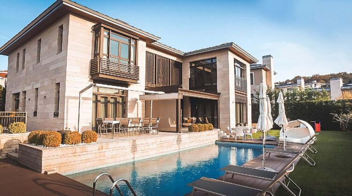 Cem Yılmaz, villasını satıyor