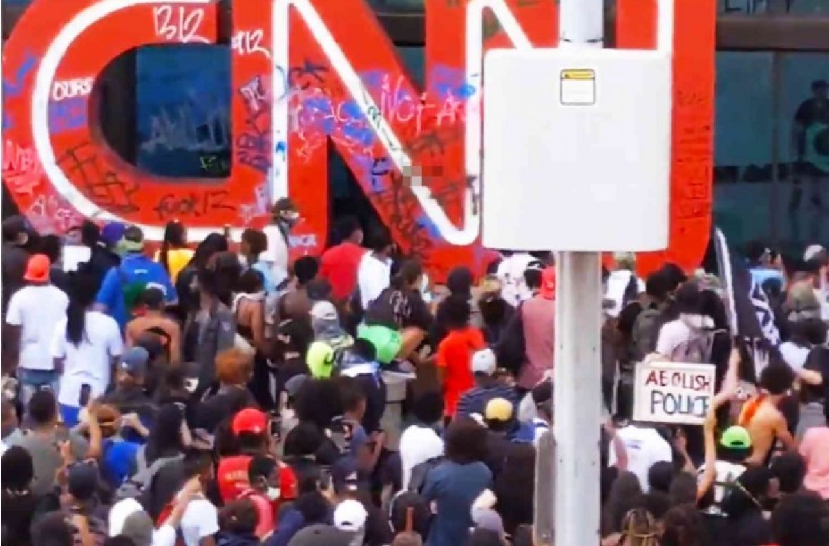 ABD’de göstericiler CNN binasına saldırdı
