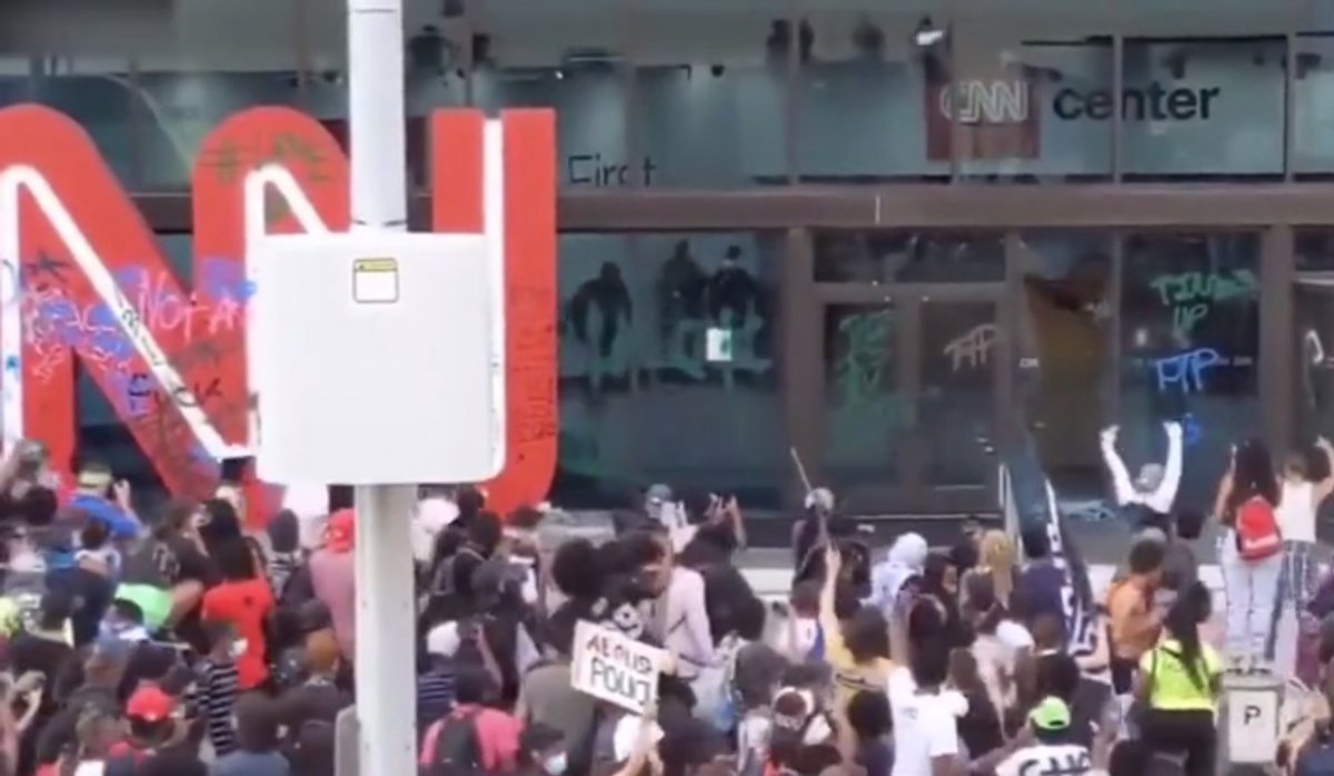 ABD’de göstericiler CNN binasına saldırdı