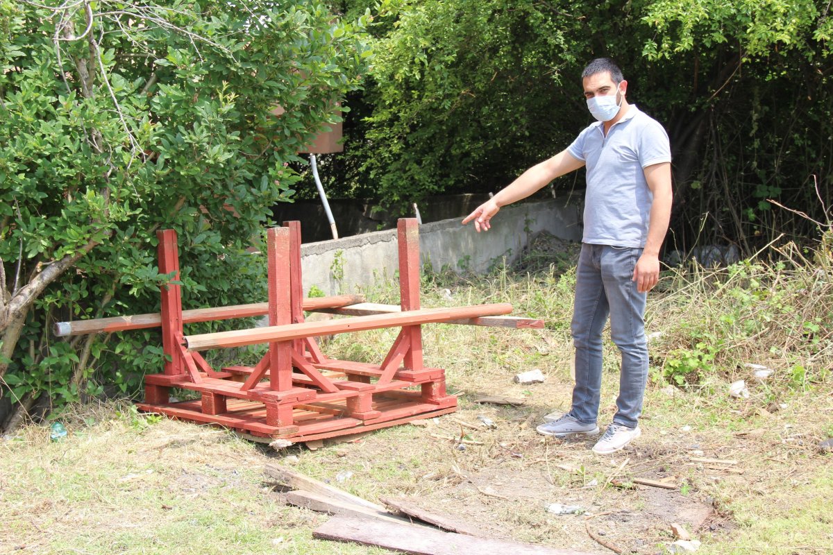 Boş arsaya çocuklar için park yaptı, darbedildi
