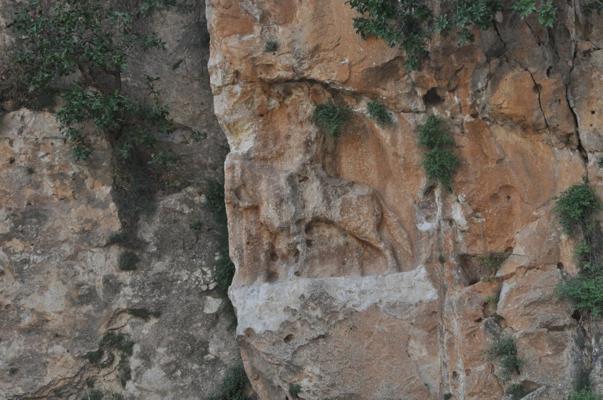 i Hassas alan ilan edilen yeri, defineciler tahrip etti