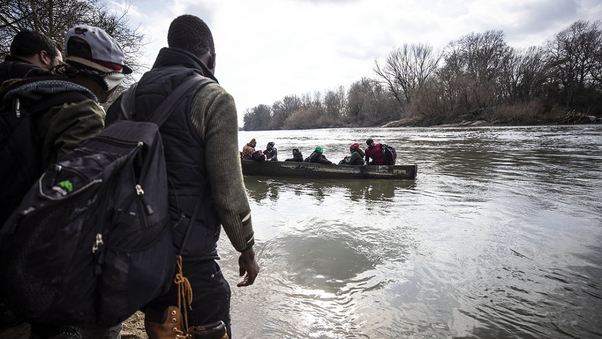 Yunanistan, mülteciler için sınıra bariyer çekiyor