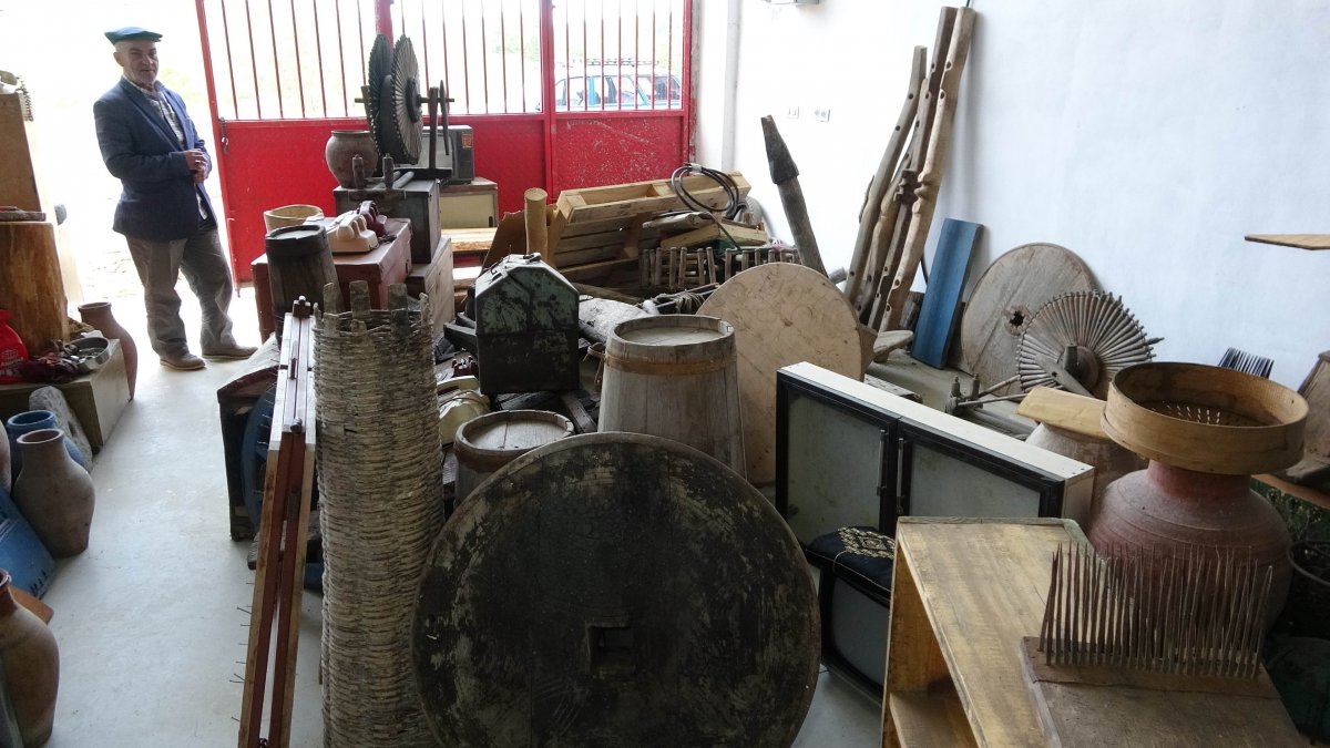 i Samsun'da 42 yıllık antika eşya merakı depoları doldurdu