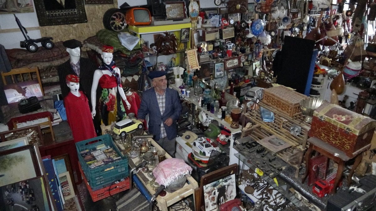 i Samsun'da 42 yıllık antika eşya merakı depoları doldurdu