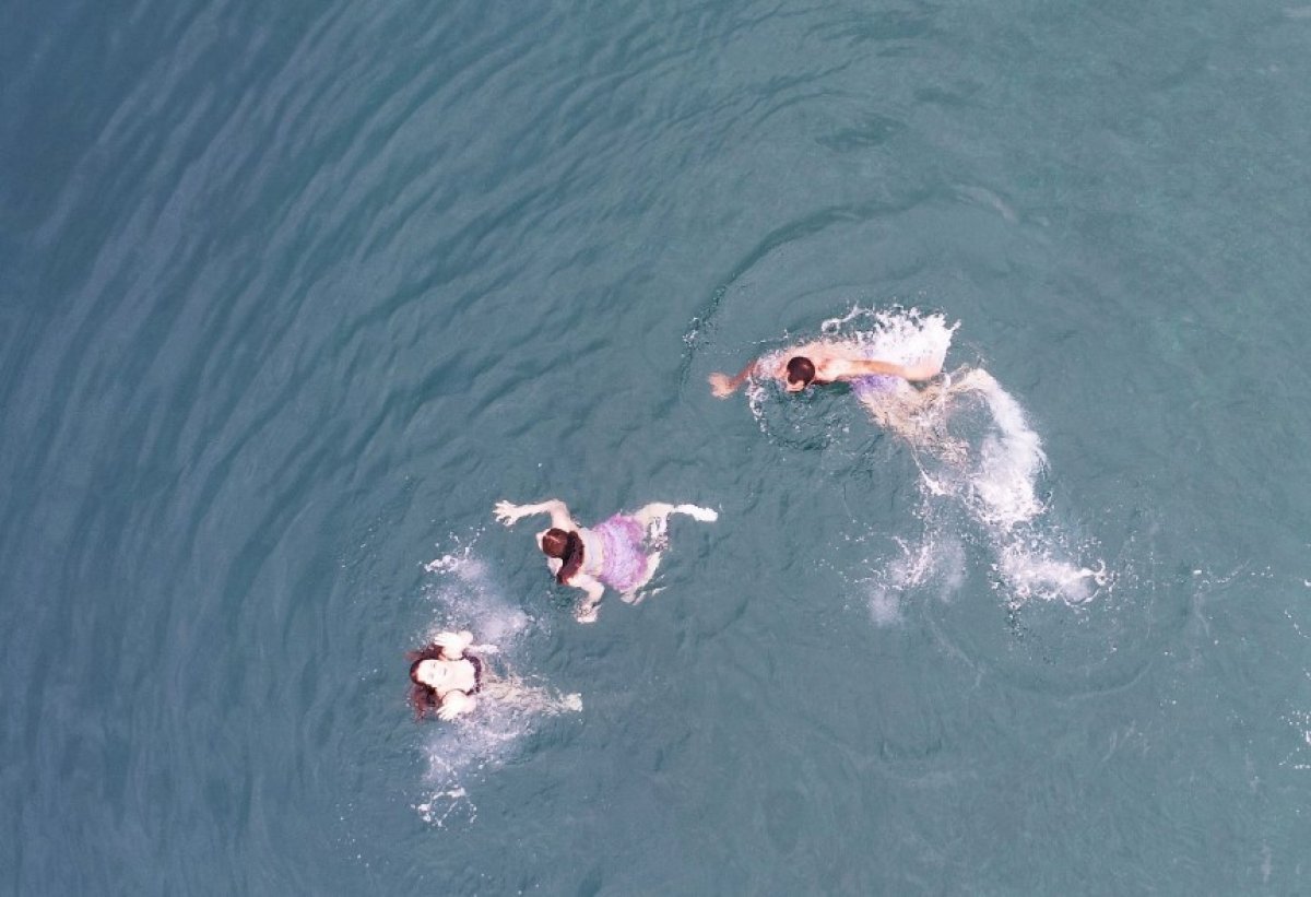 Antalya'da soğuk havaya rağmen denize girdiler