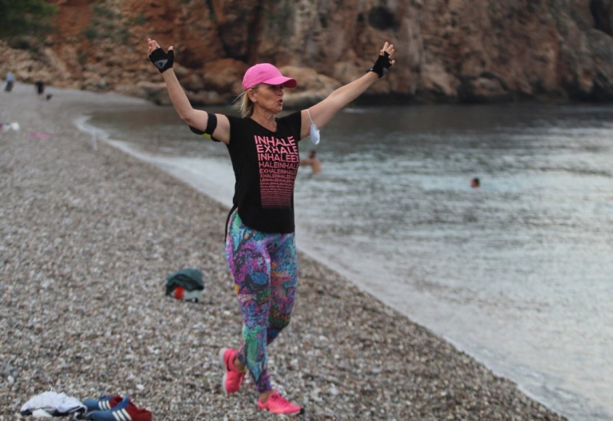 Antalya'da soğuk havaya rağmen denize girdiler