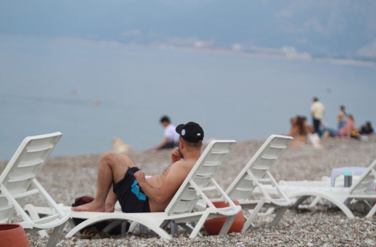 Antalya'da soğuk havaya rağmen denize girdiler