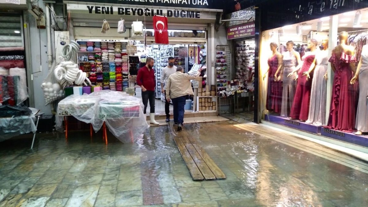 i İzmir’de yağış hayatı felç etti, caddeler göle döndü