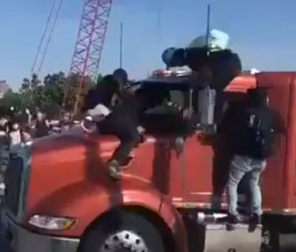 ABD'de, tankeri göstericilerin üzerine sürdü