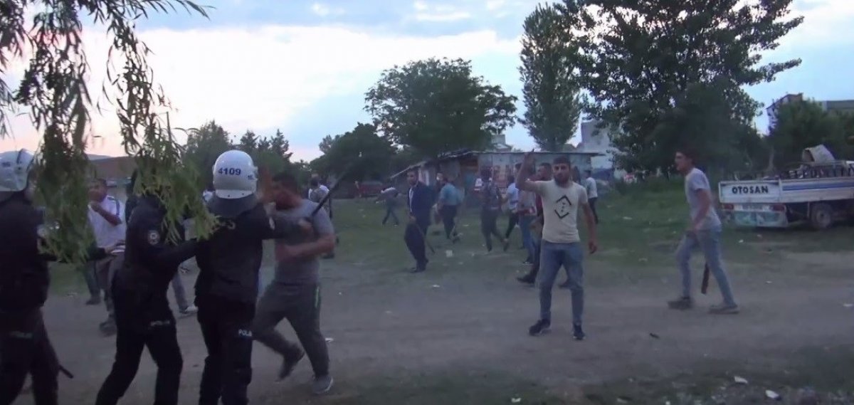 i Polisi şehit edip 2 kardeşi öldüren zanlının evi taşlandı