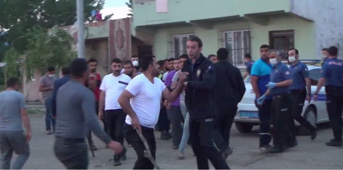 i Polisi şehit edip 2 kardeşi öldüren zanlının evi taşlandı