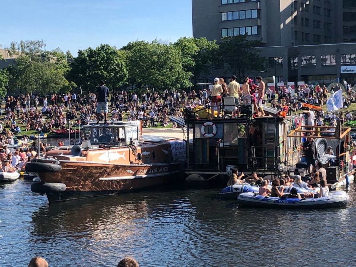 Berlin’de protesto gösterisi partiye dönüştü