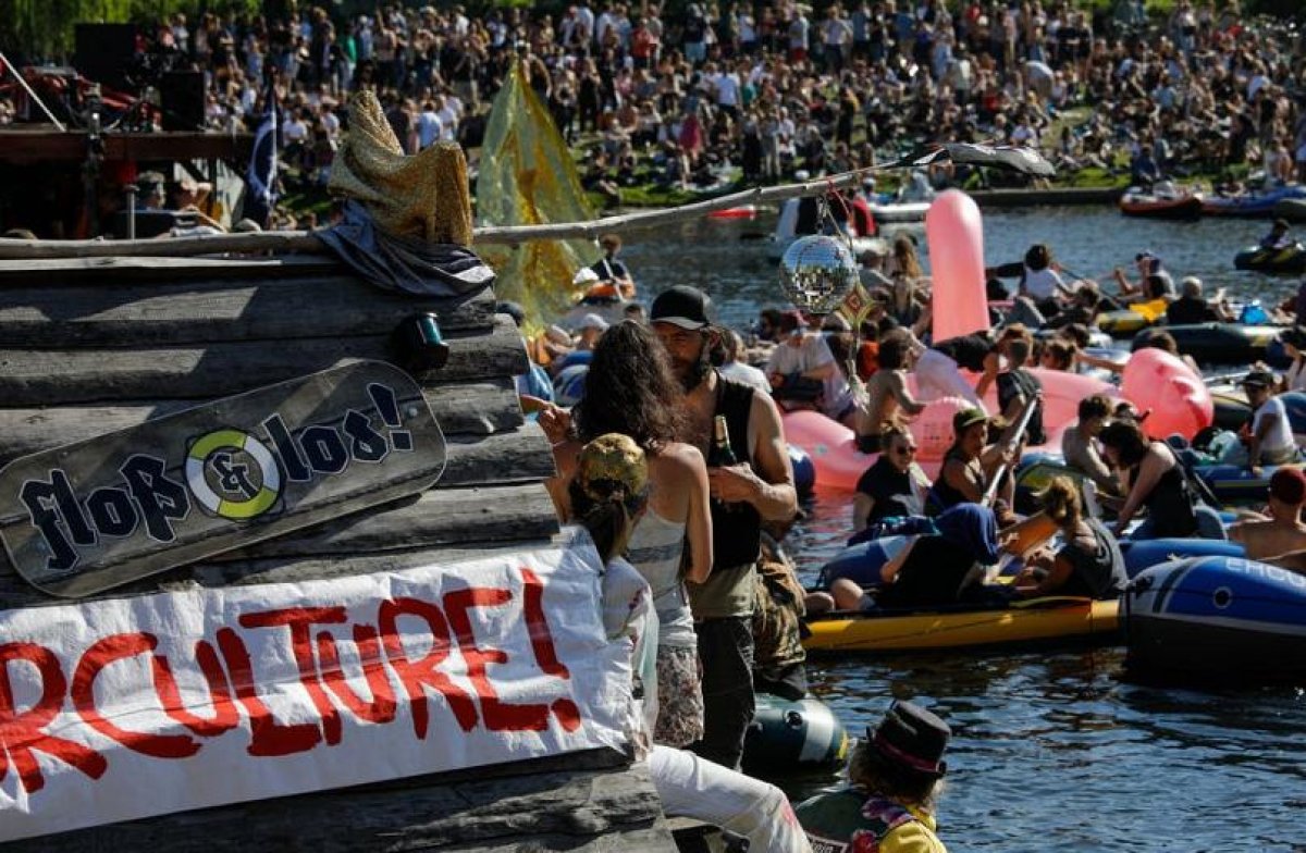 Berlin’de protesto gösterisi partiye dönüştü